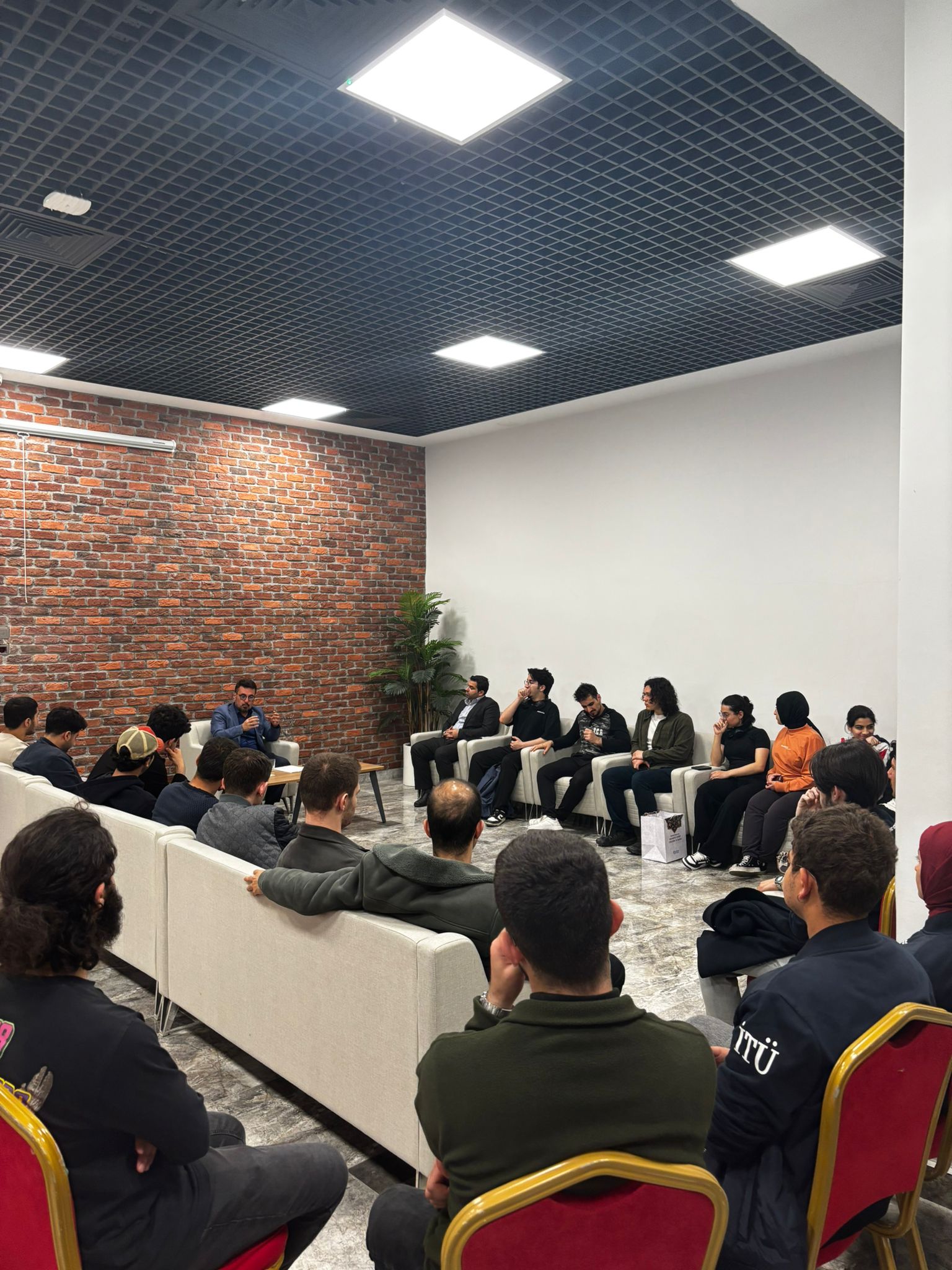 METAM Akademi konferansları kapsamındaki üçüncü eğitim Borsa İstanbul Kurumsal İletişim Direktörü sn. Yavuz Selim Kurt’un markalaşma süreçleri yönetimi konulu sunumuyla gerçekleştirildi.