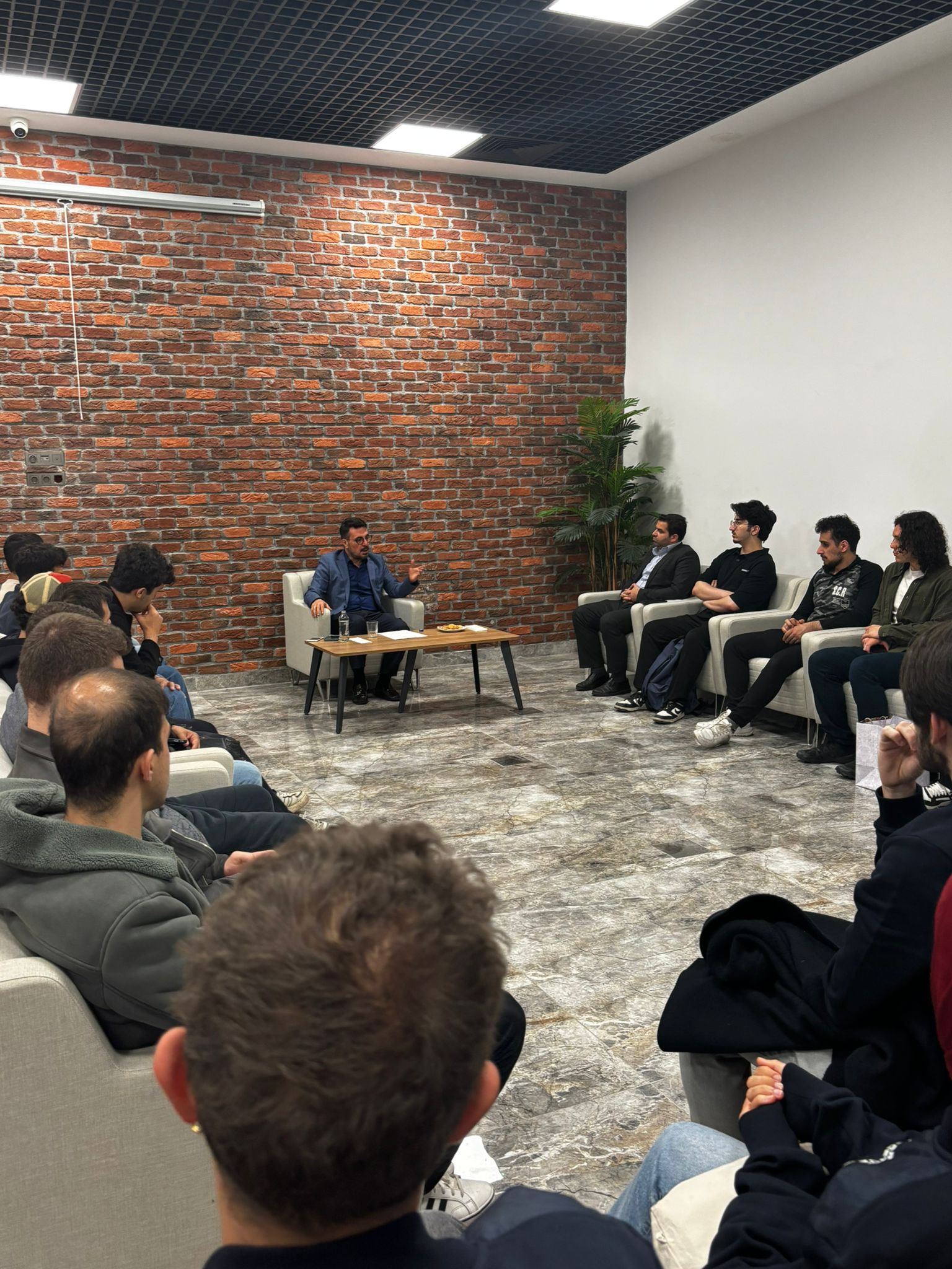 METAM Akademi konferansları kapsamındaki üçüncü eğitim Borsa İstanbul Kurumsal İletişim Direktörü sn. Yavuz Selim Kurt’un markalaşma süreçleri yönetimi konulu sunumuyla gerçekleştirildi.