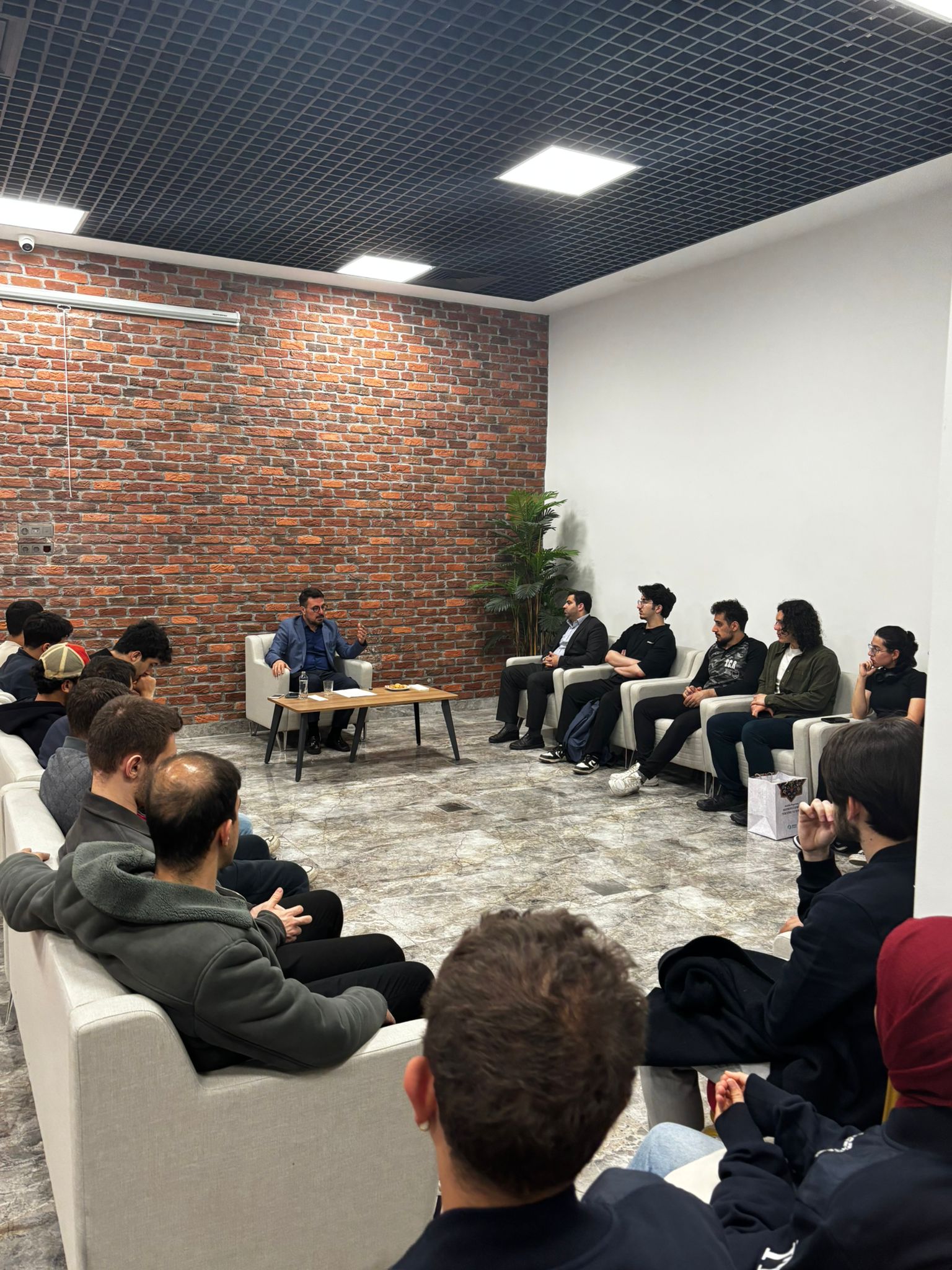 METAM Akademi konferansları kapsamındaki üçüncü eğitim Borsa İstanbul Kurumsal İletişim Direktörü sn. Yavuz Selim Kurt’un markalaşma süreçleri yönetimi konulu sunumuyla gerçekleştirildi.