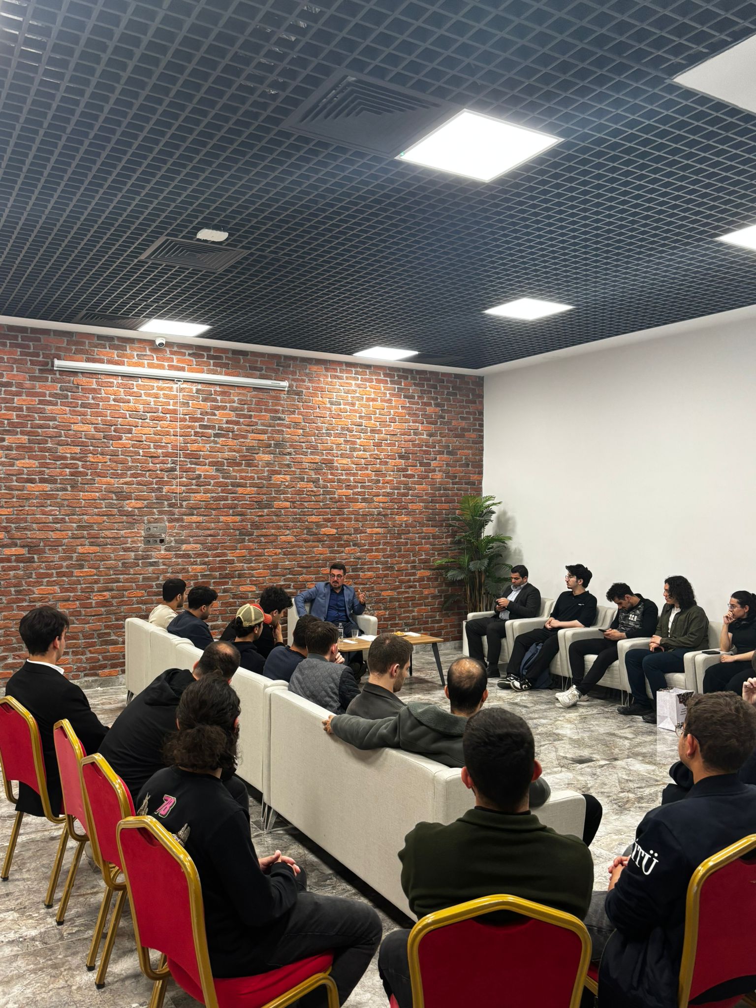 METAM Akademi konferansları kapsamındaki üçüncü eğitim Borsa İstanbul Kurumsal İletişim Direktörü sn. Yavuz Selim Kurt’un markalaşma süreçleri yönetimi konulu sunumuyla gerçekleştirildi.