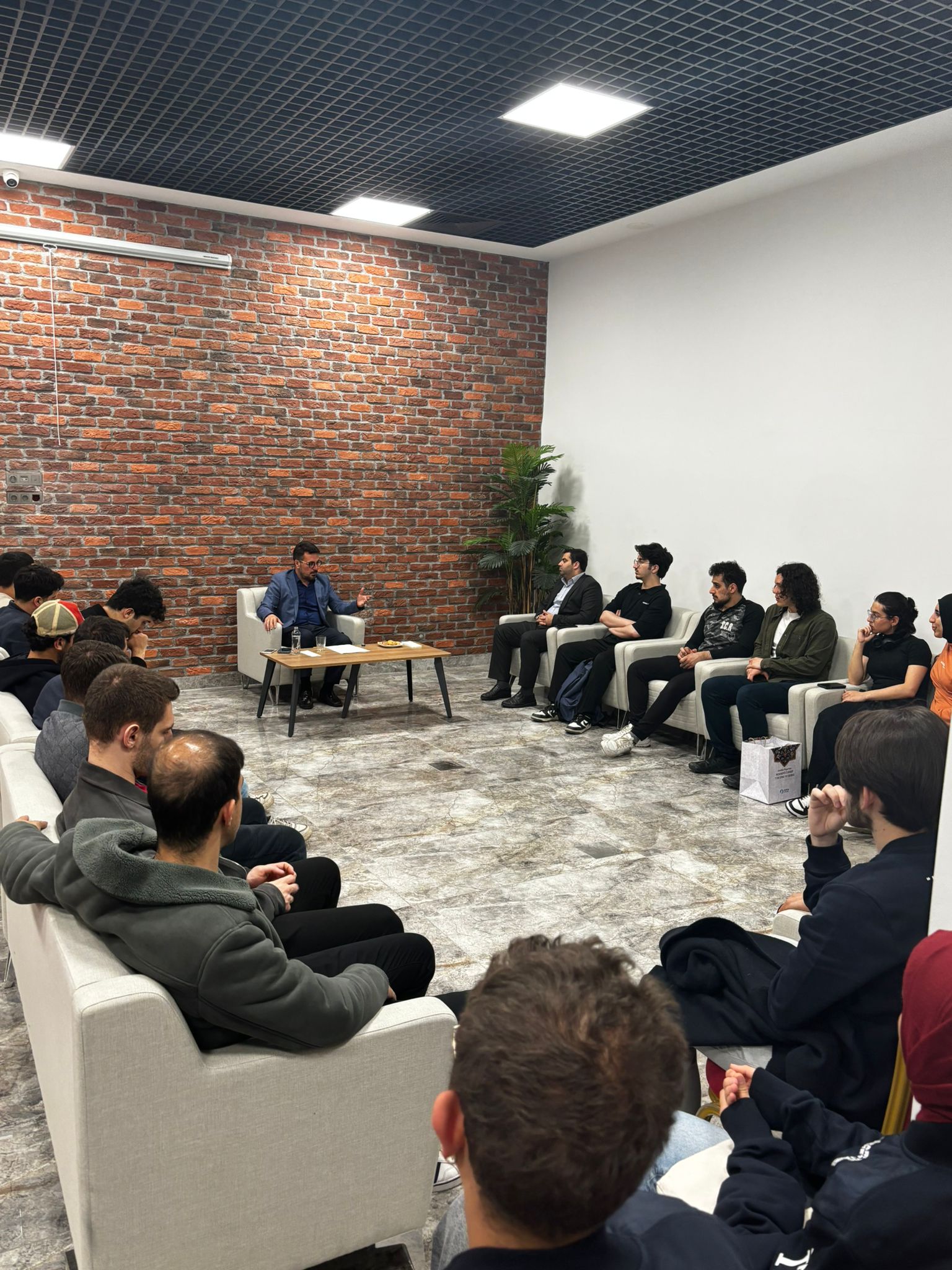 METAM Akademi konferansları kapsamındaki üçüncü eğitim Borsa İstanbul Kurumsal İletişim Direktörü sn. Yavuz Selim Kurt’un markalaşma süreçleri yönetimi konulu sunumuyla gerçekleştirildi.