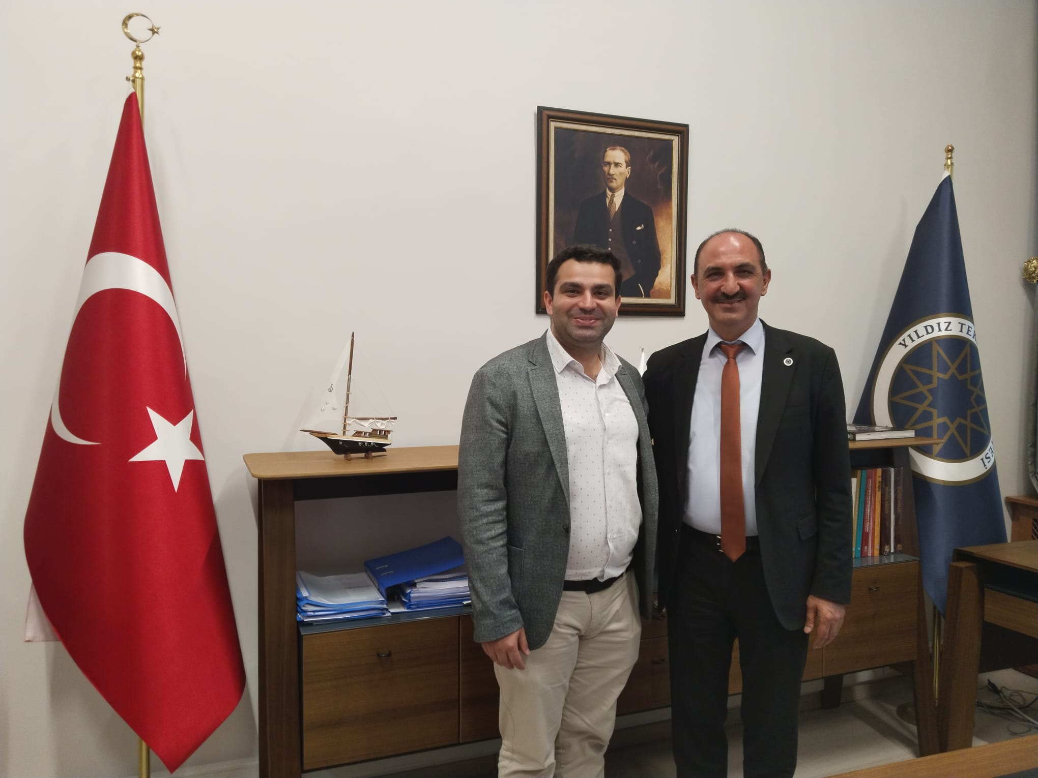 12. Uluslararası Eğitim Formu hazırlıklarımız kapsamında Yıldız Teknik Üniversitesi Rektör Yardımcısı Prof. Dr. Vatan Karakaya hocamızı forum düzenleme kurulu olarak ziyaret ederek, yapar zeka ve eğitimin dönüşen paradigması hakkındaki değerli fikirlerinden istifade ettik.